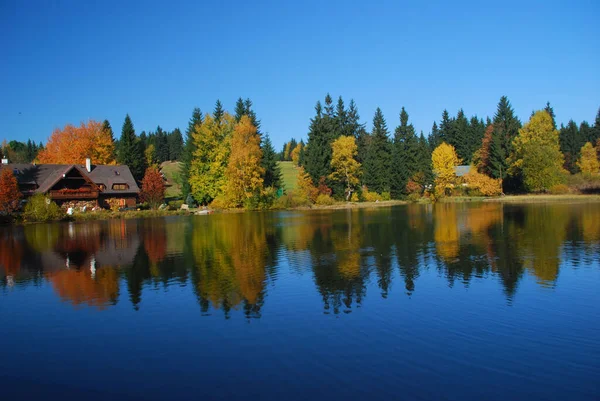 Idilli táj kilátással a tóra és a ház, Cseh Köztársaság — Stock Fotó