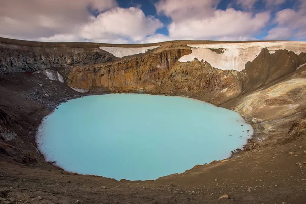 アスキヤ火山の噴火口は またはアイスランドの中央高地の僻地であるカルデラは地熱の湖と素晴らしい劇的な空 — ストック写真
