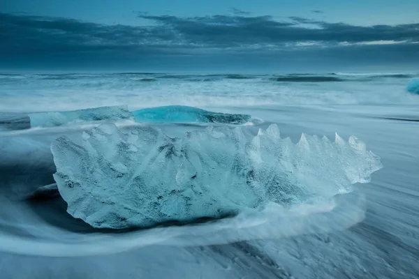 Jokulsarlon Lake Amazing Black Beach Atlantic Melting Pieces Glacier Dramatic — Stock Photo, Image