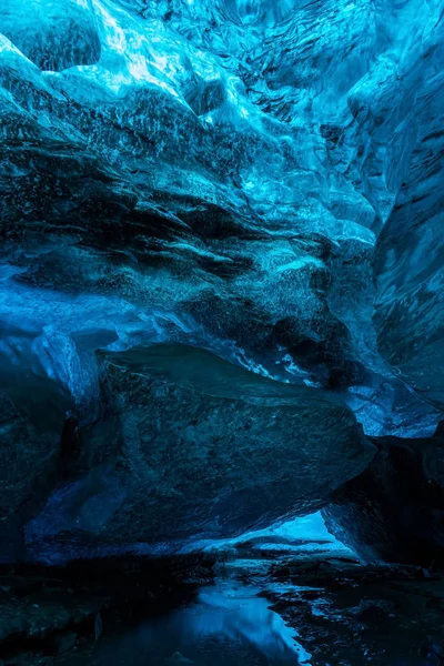 Isgrotter Eller Krystalhuler Islandske Gletsjere Fortryllende Vidunder Naturen Den Blåglaserede - Stock-foto