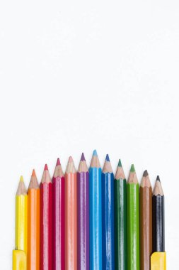 Beyaz backgorund üzerinde renkli kalemler