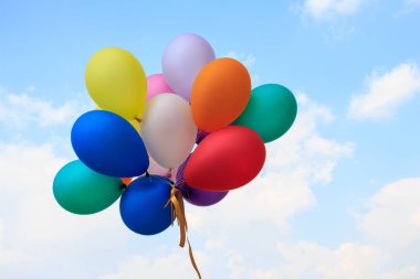 Balonlar bulutlu gökyüzü arka plan üzerinde