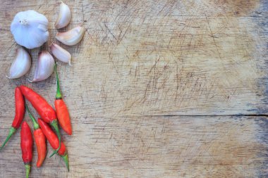 bir kesme tahtası üzerinde pişirme