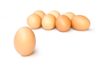 Beyaz arkaplanda yumurtalar