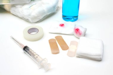 Beyaz arka plan üzerinde ilk yardım.