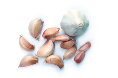 Beyaz arkaplanda sarımsak