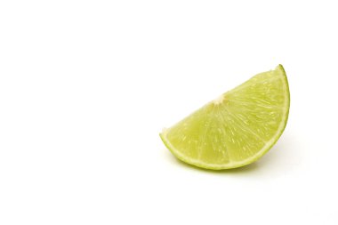 beyaz arkaplanda limon