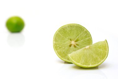 beyaz arkaplanda limon