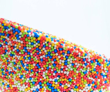 Beyaz arka plan üzerinde çok renkli topları