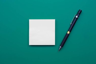 Not ve yeşil zemin üzerine kalem