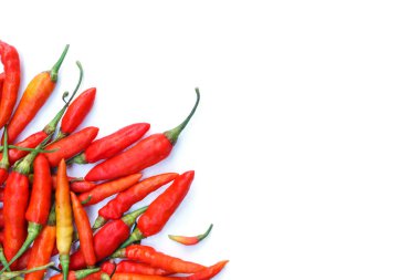 Beyaz arkaplanda biberler