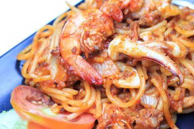 Beyaz arkaplanda spagetti.