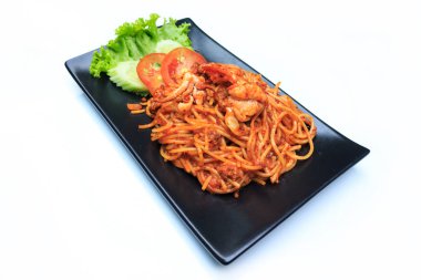 Beyaz arkaplanda spagetti.