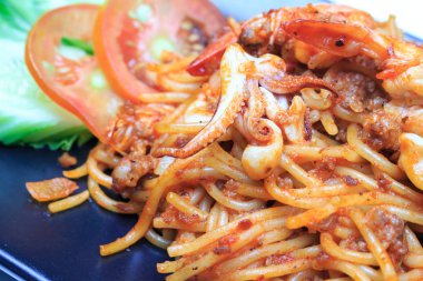 Beyaz arkaplanda spagetti.