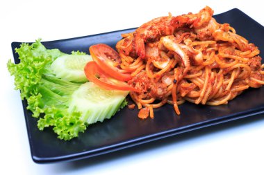 Beyaz arkaplanda spagetti.