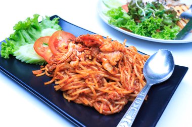 Beyaz arkaplanda spagetti.