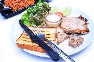 beyaz zemin üzerine biftek.