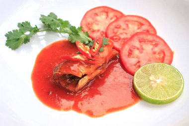 Beyaz arka plan üzerinde balık uskumru sosu