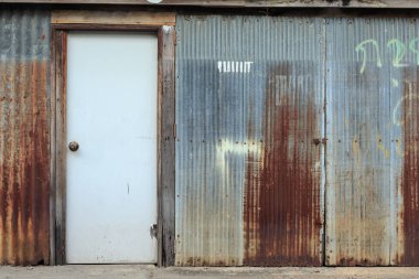 Kapı duvar teneke üzerinde beyaz