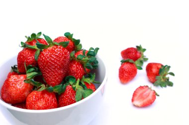 Beyaz arkaplanda çilek