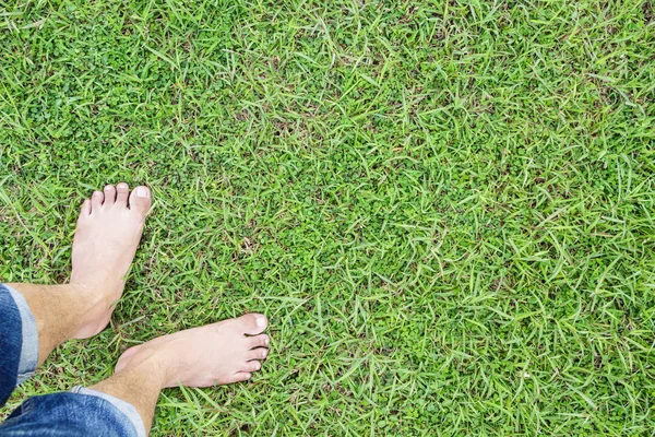 Perspectiva Única Descalço Relaxar Fundo Verde Grama — Fotografia de Stock