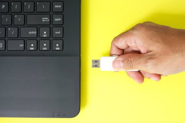 USB flash sürücü bellek sopa üzerinde sarı arka plan