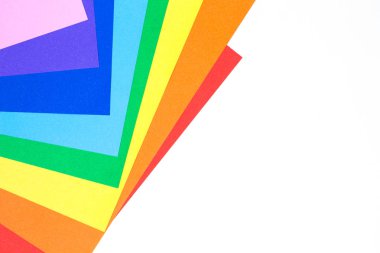 Kağıt rengi beyaz arka plan üzerinde çok renkli