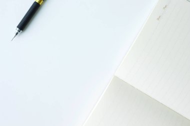 Beyaz arka plan üstünde aşk günlüğü Sevgililer günü defter