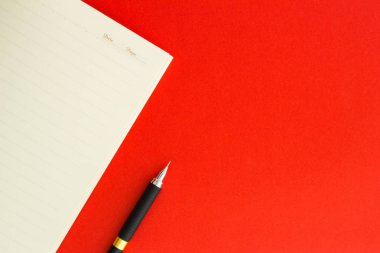 aşk günlüğü Sevgililer günü defter kırmızı zemin üzerine