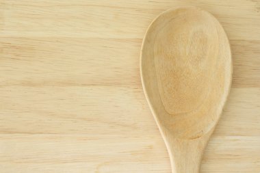 Ahşap arka planda tahta kaşık