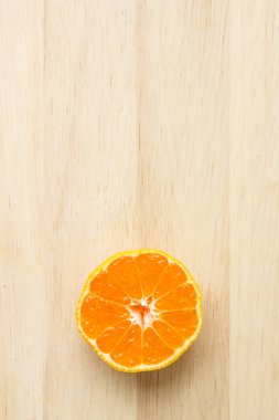 ahşap arka plan üzerinde turuncu meyve kabuğu