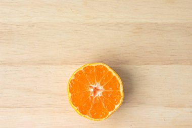 ahşap arka plan üzerinde turuncu meyve kabuğu