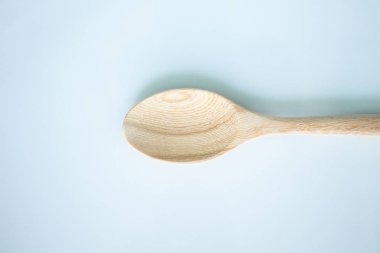 beyaz zemin üzerine kaşık ahşap mutfak eşyaları