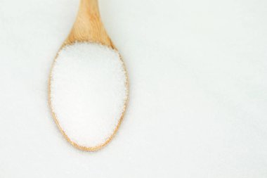 yemek kaşık ve arka plan üzerinde beyaz tuz gıda