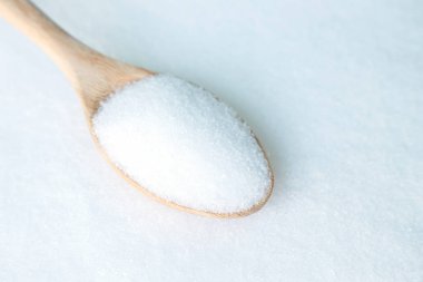 yemek kaşık ve arka plan üzerinde beyaz tuz gıda