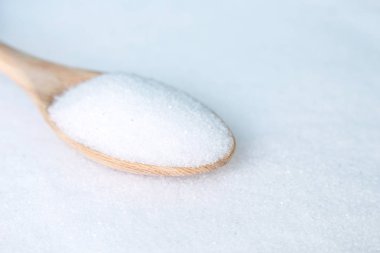 yemek kaşık ve arka plan üzerinde beyaz tuz gıda