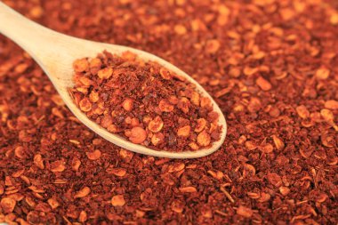 Kırmızı arkaplanda kırmızı biber kaşığı