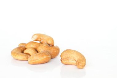 Beyaz arka planda kaju fıstığı