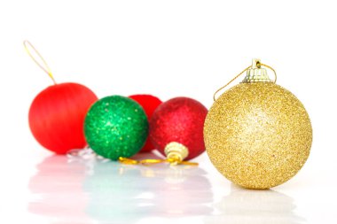 beyaz zemin üzerine altın dekorasyon Noel süsler