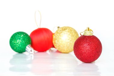 beyaz zemin üzerine altın dekorasyon Noel süsler