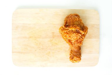 ahşap arka plan üzerinde kızarmış tavuk baget