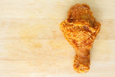 ahşap arka plan üzerinde kızarmış tavuk baget