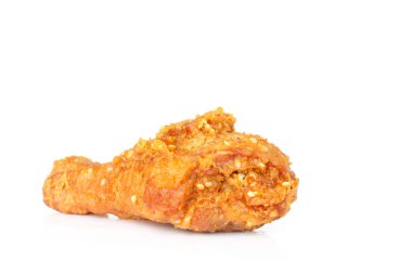 Beyaz arka plan üzerinde kızarmış tavuk baget