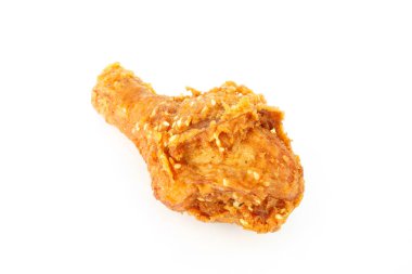 Beyaz arka plan üzerinde kızarmış tavuk baget
