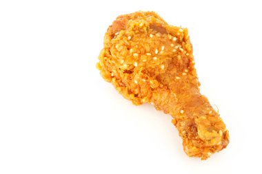 Beyaz arka plan üzerinde kızarmış tavuk baget