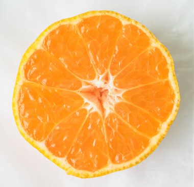 beyaz arkaplanda turuncu dilim