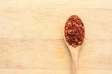 ahşap arka plan üzerinde kırmızı biber kaşık