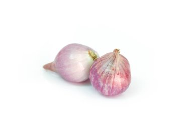 Beyaz arkaplanda kırmızı soğan