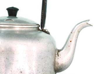 su ısıtıcısı çay beyaz arka plan üzerinde