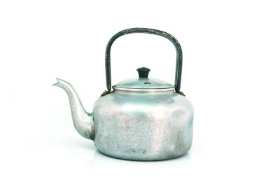 su ısıtıcısı çay beyaz arka plan üzerinde